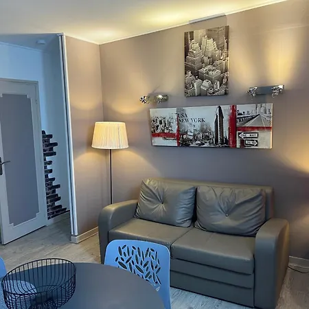 100 M De La Apartment *