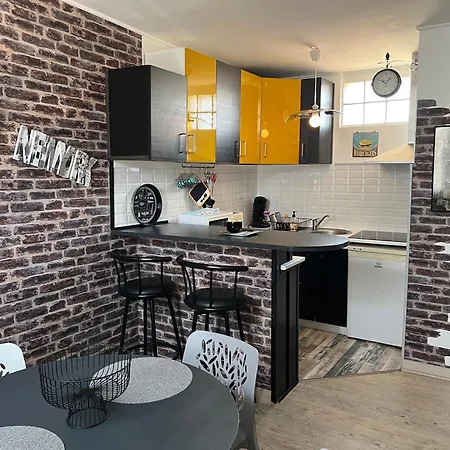 Apartman 100 M De La *
